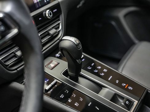 Used 2025 Porsche Macan image 24
