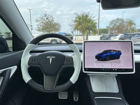 Used 2022 Tesla Model Y Long Range image 13