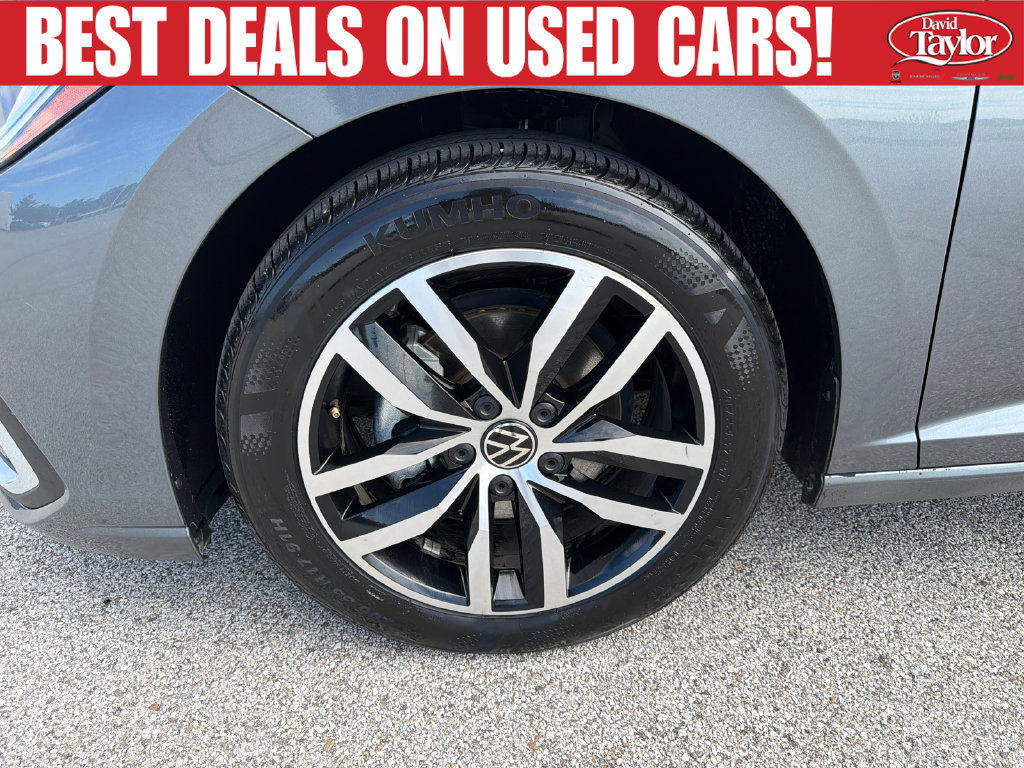 Used 2025 Volkswagen Jetta SE FWD image 19