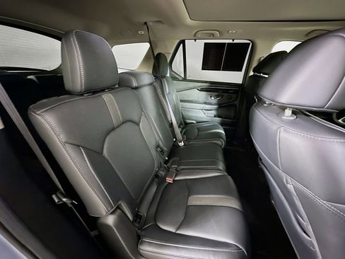 Used 2025 Honda Pilot Touring image 11