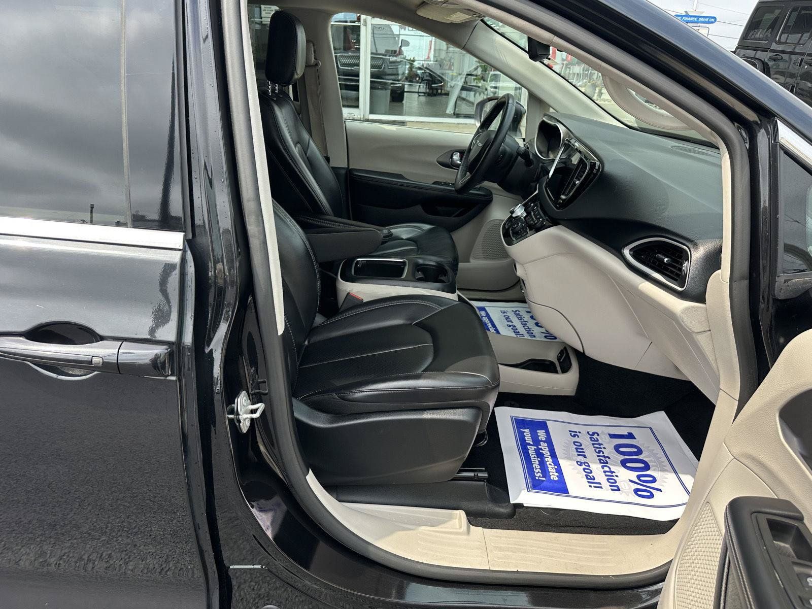 Used 2023 Chrysler Pacifica Touring-L FWD image 21