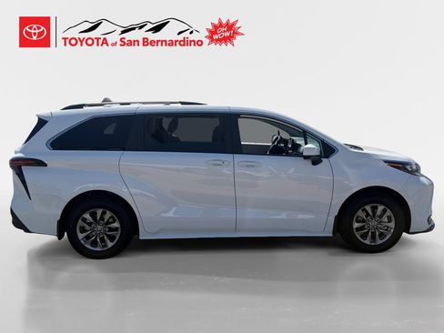Used 2025 Toyota Sienna LE w/ LE Plus Package FWD image 6