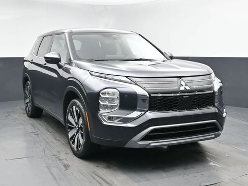 Used 2025 Mitsubishi Outlander AWD image 2