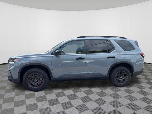 Used 2025 Honda Pilot TrailSport image 4