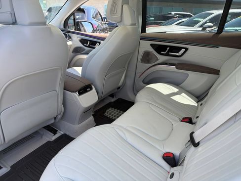 Used 2023 Mercedes-Benz EQS 580 4MATIC SUV image 3