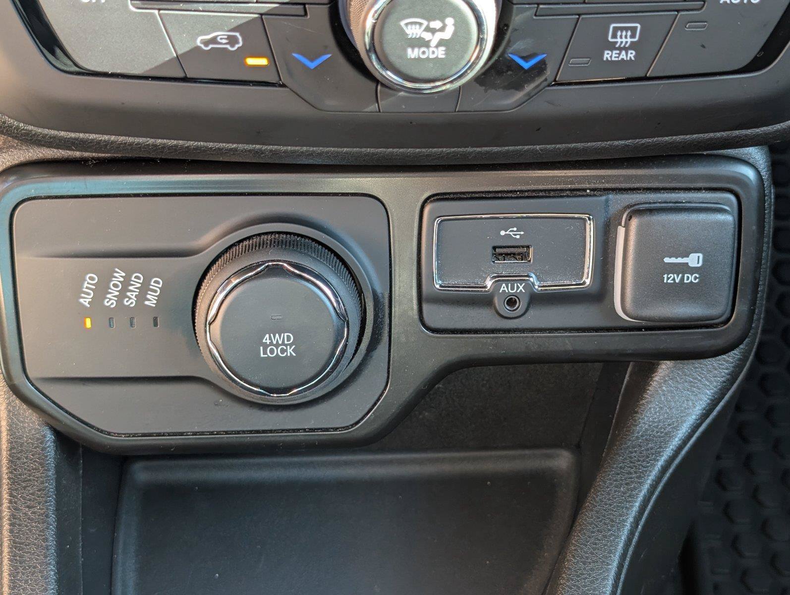 Used 2023 Jeep Renegade Latitude AWD/4WD image 24