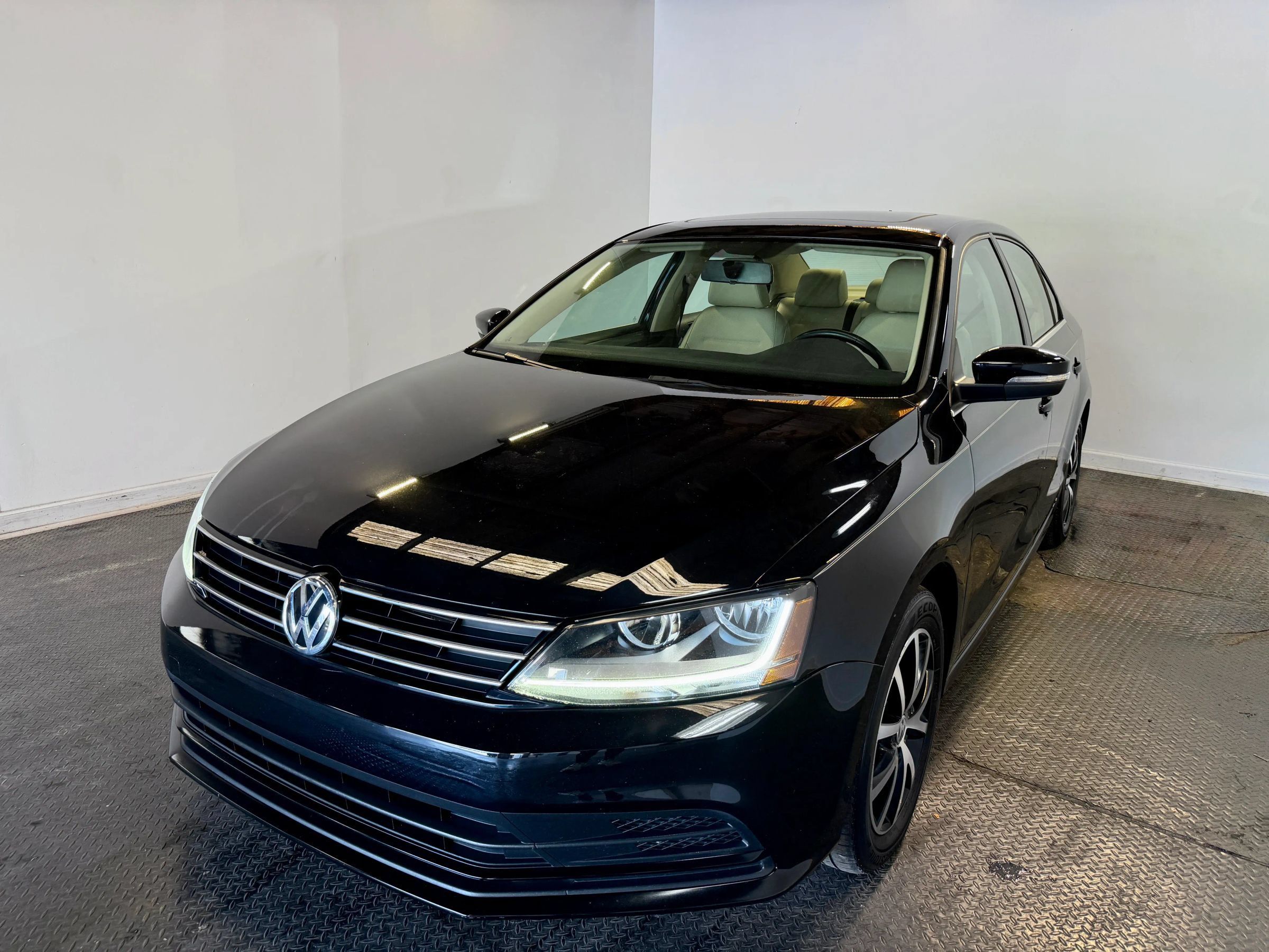 Used 2018 Volkswagen Jetta SE FWD image 2