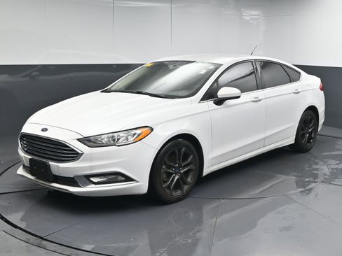 Used 2018 Ford Fusion SE w/ Equipment Group 201A image 4