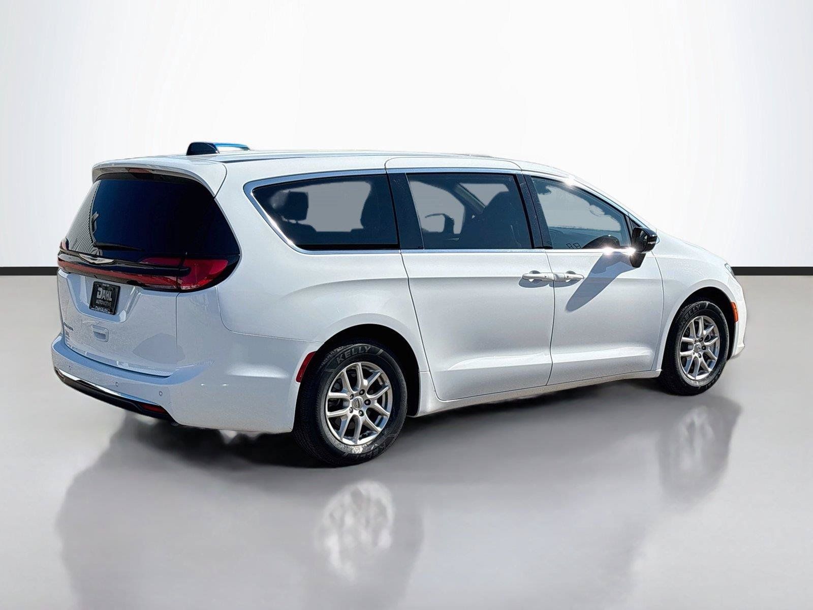 Certified 2025 Chrysler Pacifica Select FWD image 13