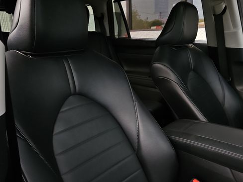 Used 2022 Toyota Highlander XLE image 25