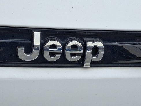 Used 2022 Jeep Grand Cherokee Overland w/ Luxury Tech Group IV AWD/4WD image 36