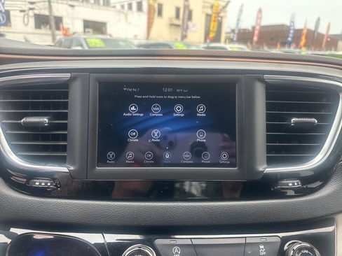 Used 2020 Chrysler Voyager Lxi FWD image 22