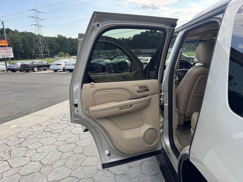 Used 2013 Cadillac Escalade Luxury RWD image 9