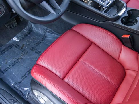 Certified 2025 Porsche Macan image 31