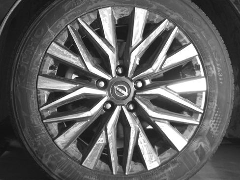 Used 2025 Nissan Altima 2.5 SV FWD image 12