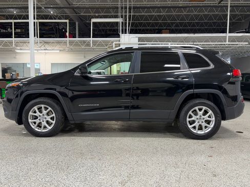 Used 2017 Jeep Cherokee Latitude w/ Cold Weather Group AWD/4WD image 9