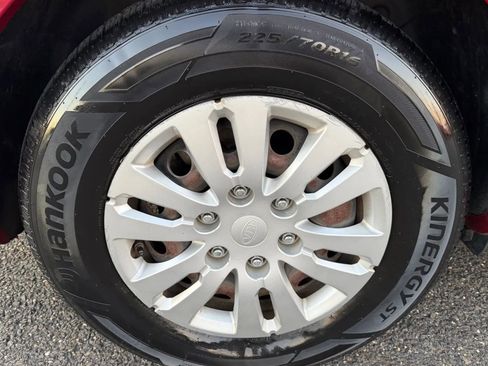 Used 2012 Kia Sedona LX image 38