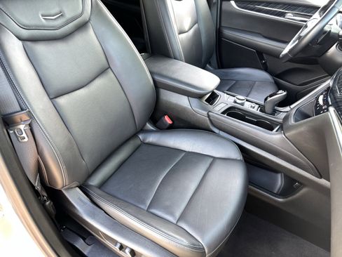 Used 2025 Cadillac XT6 Premium Luxury FWD image 8