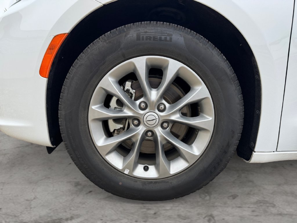 Used 2026 Chrysler Pacifica Limited FWD image 9