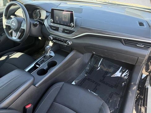Used 2025 Nissan Altima 2.5 SV image 13