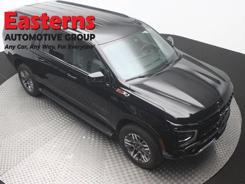 Used 2025 Chevrolet Suburban Z71 AWD/4WD image 3