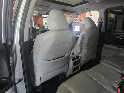 Used 2019 Honda Pilot Touring image 11