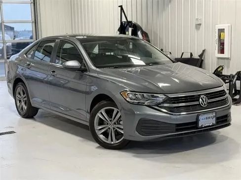 Used 2022 Volkswagen Jetta SE image 1