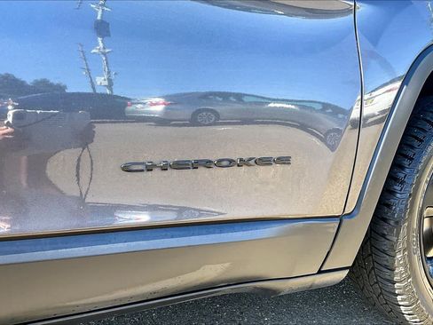 Used 2017 Jeep Cherokee Sport FWD image 9