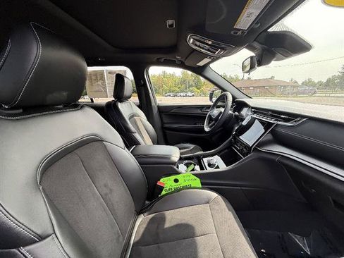 Used 2023 Jeep Grand Cherokee Altitude AWD/4WD image 15