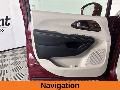 Used 2021 Chrysler Pacifica Limited w/ Uconnect Theater Family Group image 9