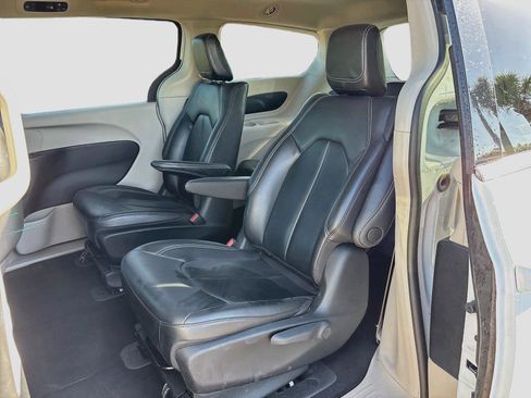 Used 2023 Chrysler Pacifica Touring-L FWD image 23