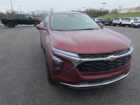 Used 2025 Chevrolet Trax LT w/ LT Convenience Package image 6