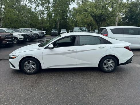 Used 2026 Hyundai Elantra SE FWD image 2