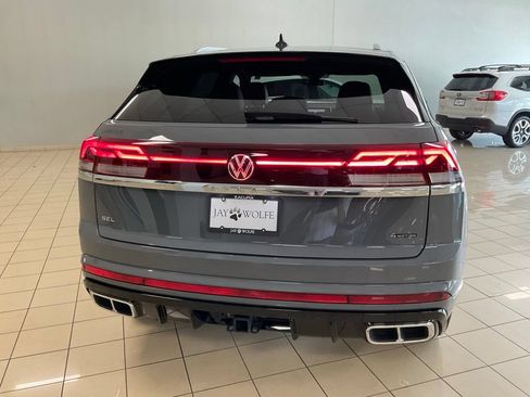 Used 2024 Volkswagen Atlas Cross Sport SEL R-Line AWD/4WD image 5