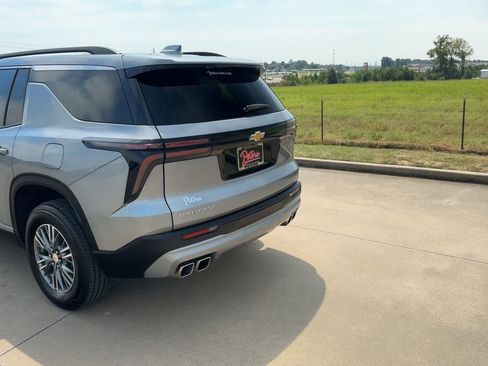 Used 2025 Chevrolet Traverse LT image 7