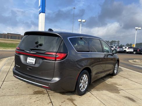 Used 2023 Chrysler Pacifica Touring-L image 10