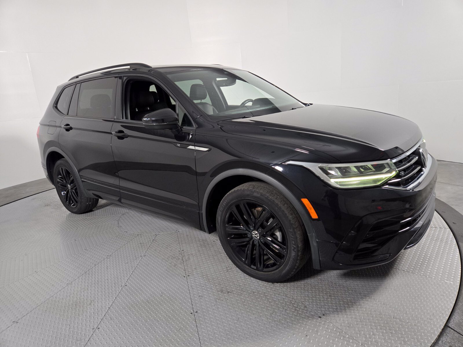 Used 2022 Volkswagen Tiguan SE R-Line FWD image 17