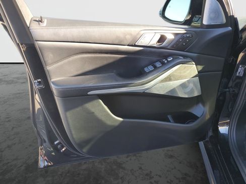 Used 2021 BMW X7 M50i image 22