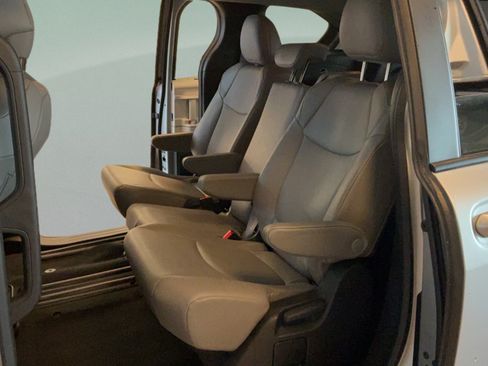 Certified 2025 Toyota Sienna XLE FWD image 28
