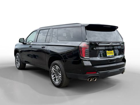 Used 2025 Chevrolet Suburban Z71 AWD/4WD image 3
