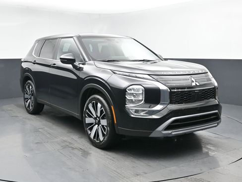 New 2026 Mitsubishi Outlander LE image 2