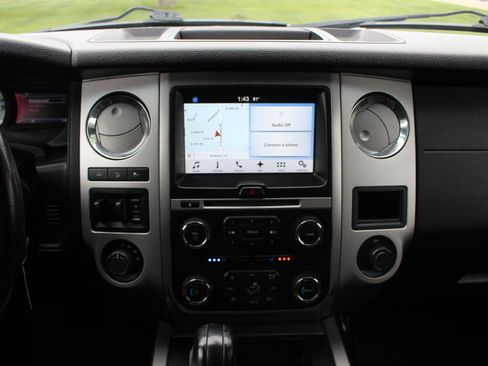 Used 2016 Ford Expedition XLT w/ Equipment Group 202A AWD/4WD image 28