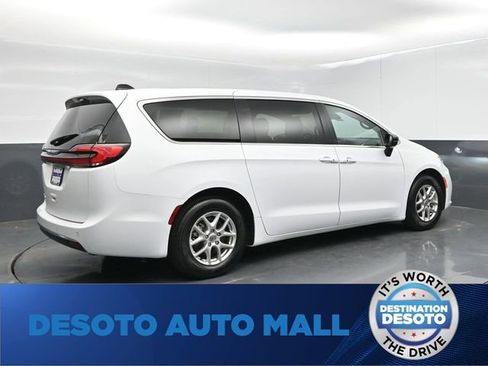 Used 2024 Chrysler Pacifica Touring-L FWD image 8