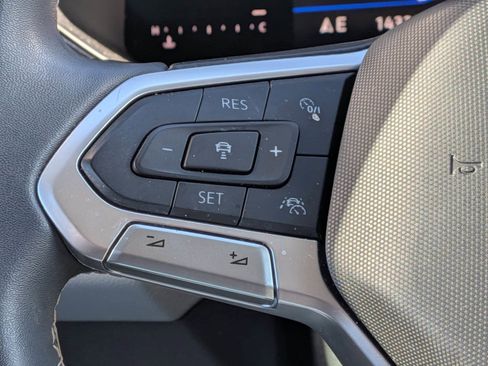 Used 2023 Volkswagen Taos SE w/ Panoramic Sunroof Package image 18