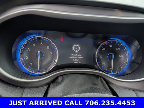 Used 2025 Chrysler Pacifica Select image 2