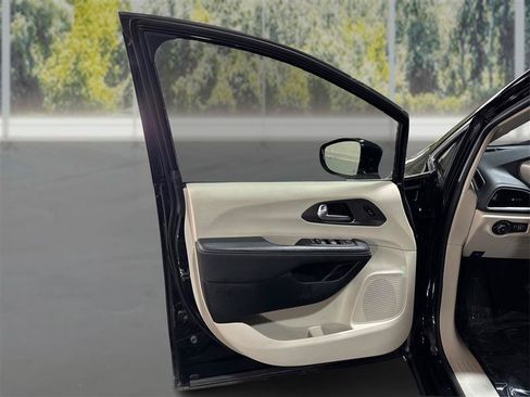 Used 2024 Chrysler Pacifica Touring-L FWD image 19