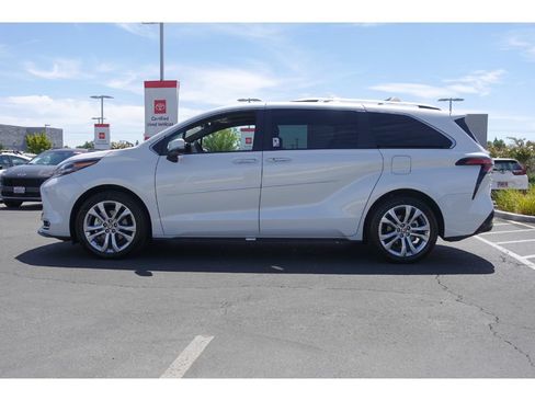 Certified 2024 Toyota Sienna Platinum FWD image 7