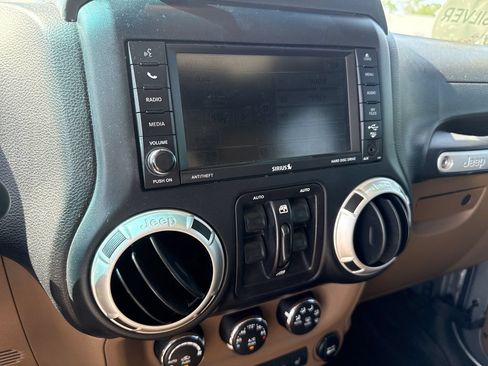 Used 2017 Jeep Wrangler Unlimited Sahara w/ Connectivity Group AWD/4WD image 21