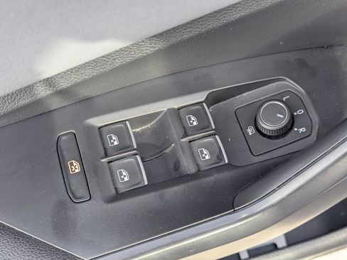 Used 2025 Volkswagen Jetta SE FWD image 27