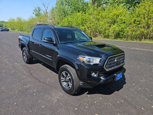 Used 2018 Toyota Tacoma TRD Sport AWD/4WD image 9